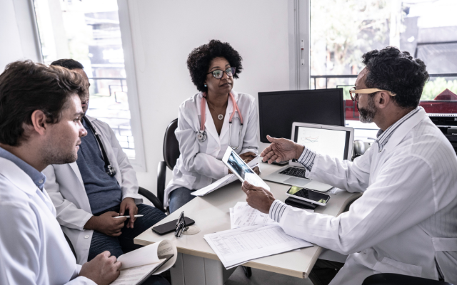 Doctors-meeting-to-discuss-a-case
